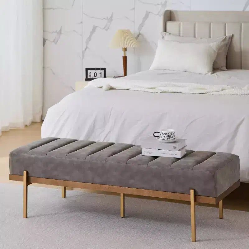 Pouffe matelassé moderne en similicuir 55 W avec base dorée
