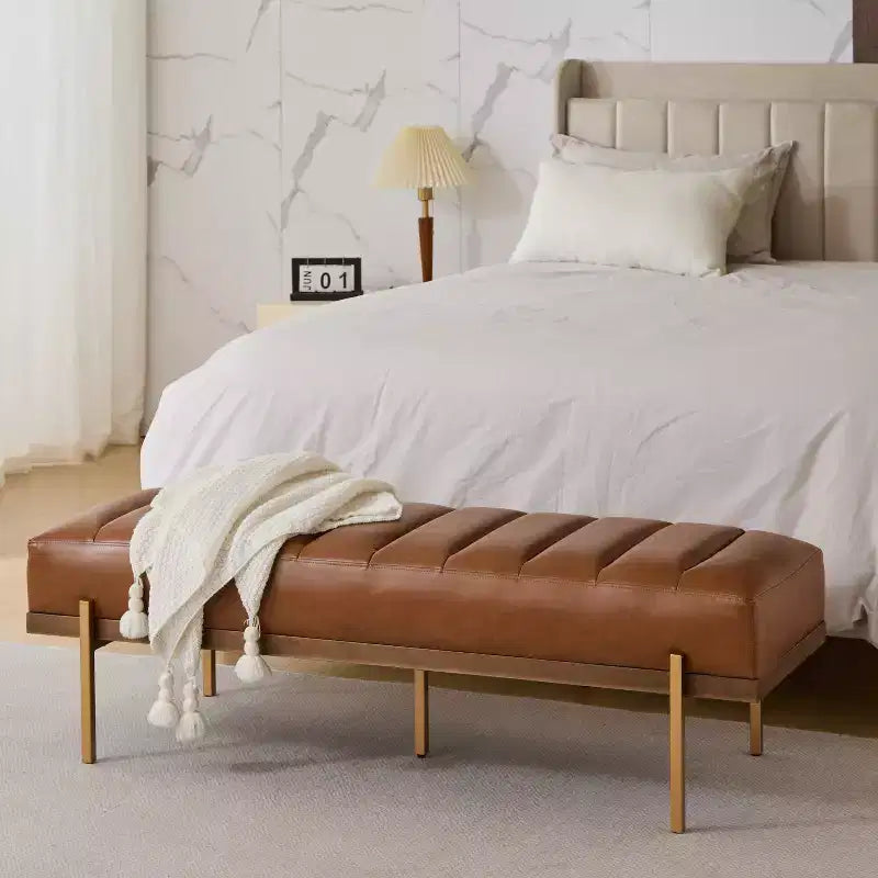 Pouffe matelassé moderne en similicuir 55 W avec base dorée