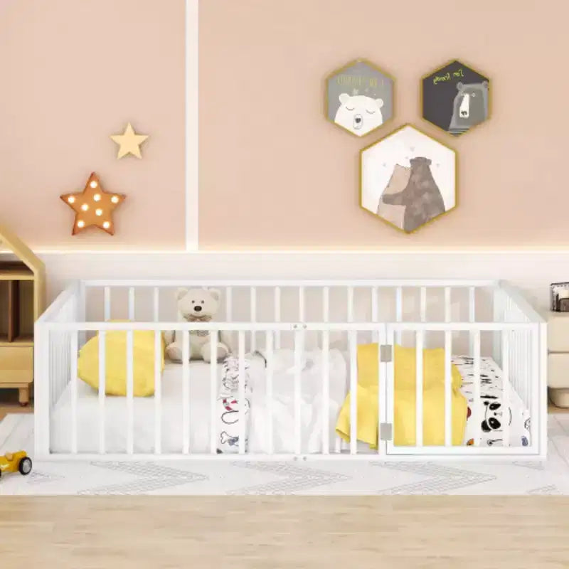 Cadre de lit en métal Queen-Size avec clôture intégrée et porte
