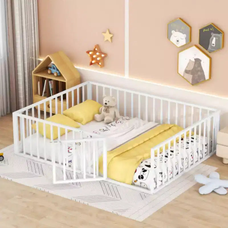 Cadre de lit en métal Queen-Size avec clôture intégrée et porte