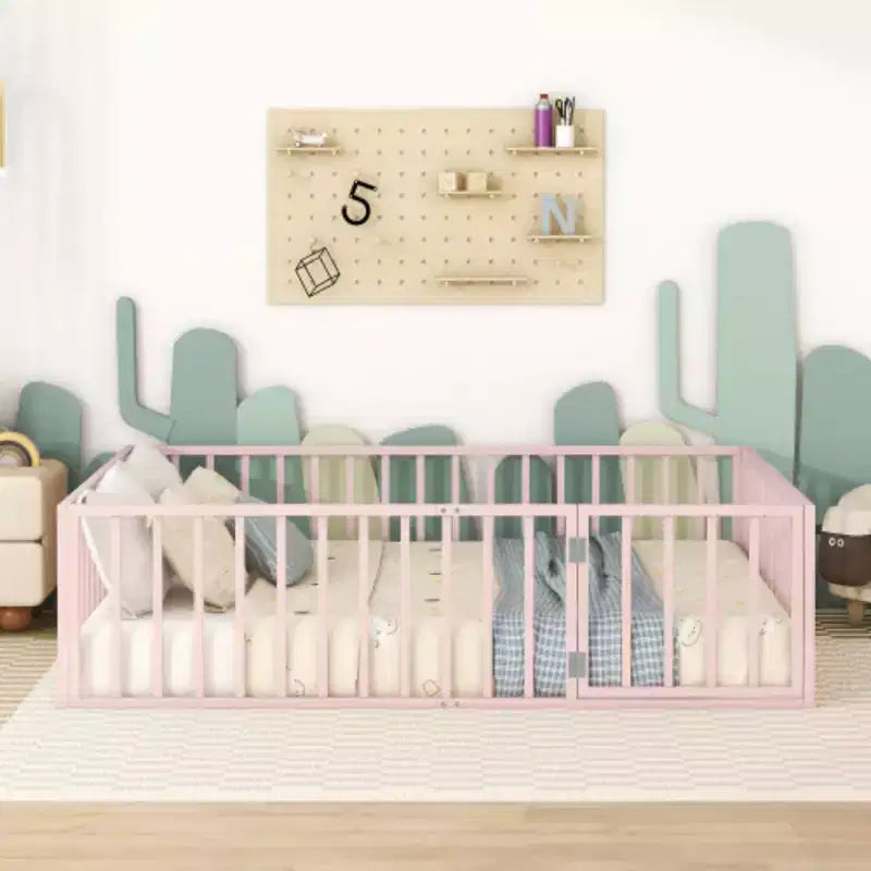 Cadre de lit en métal Queen-Size avec clôture intégrée et porte