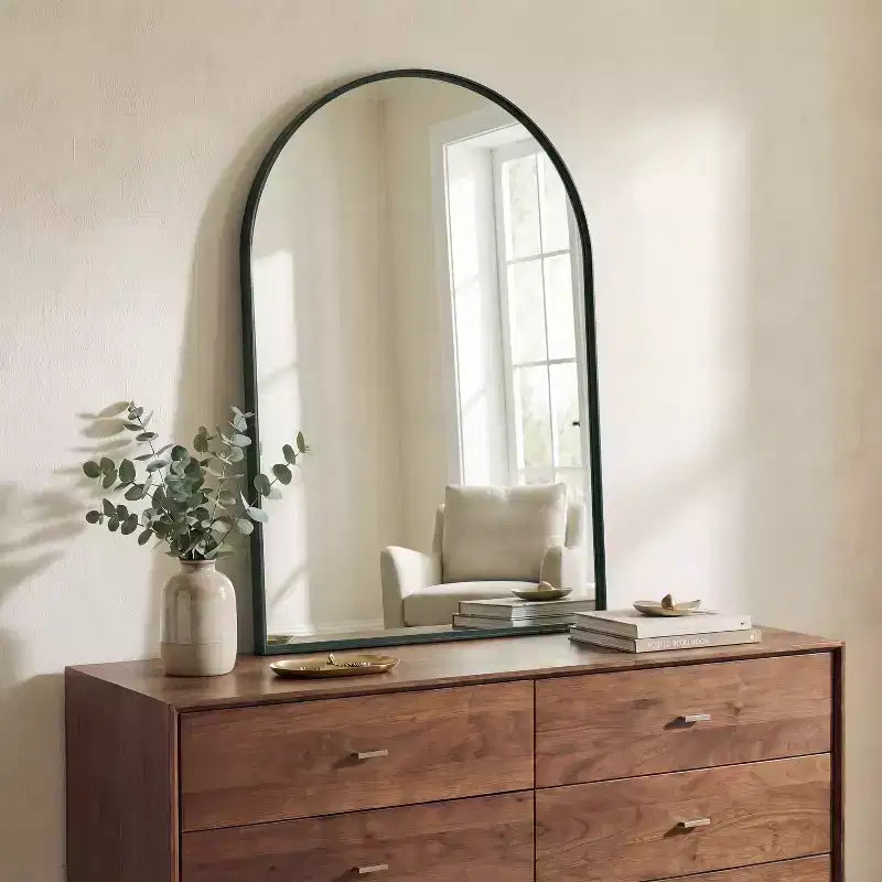 Miroir mural à cadre métallique cintrée
