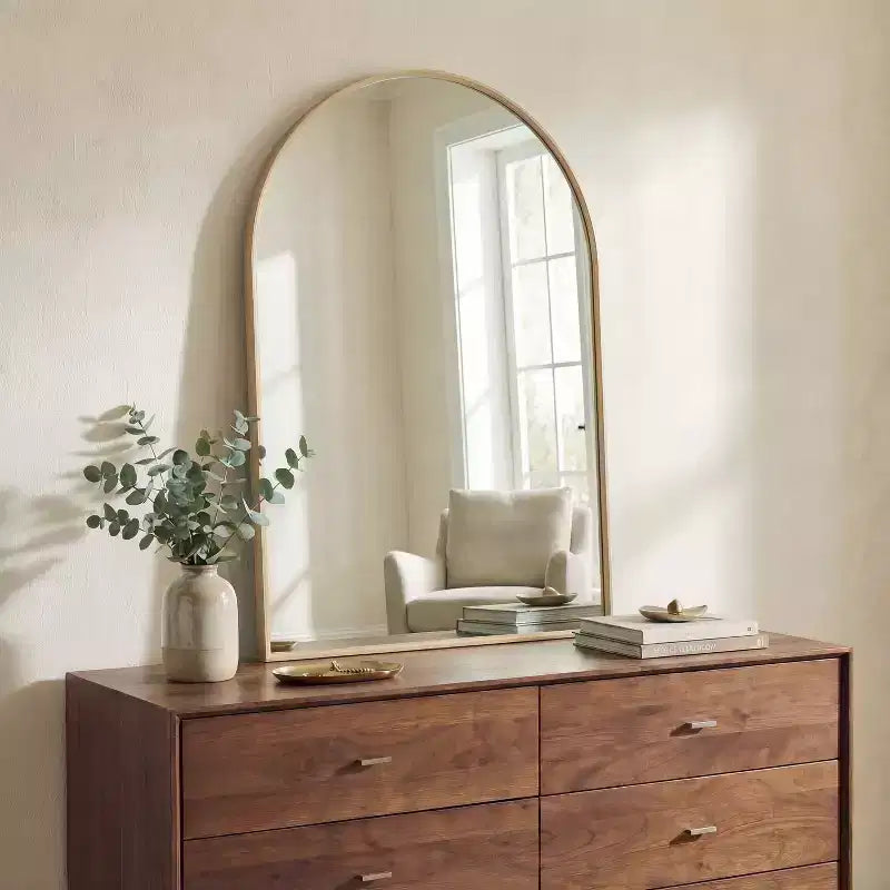 Miroir mural à cadre métallique cintrée