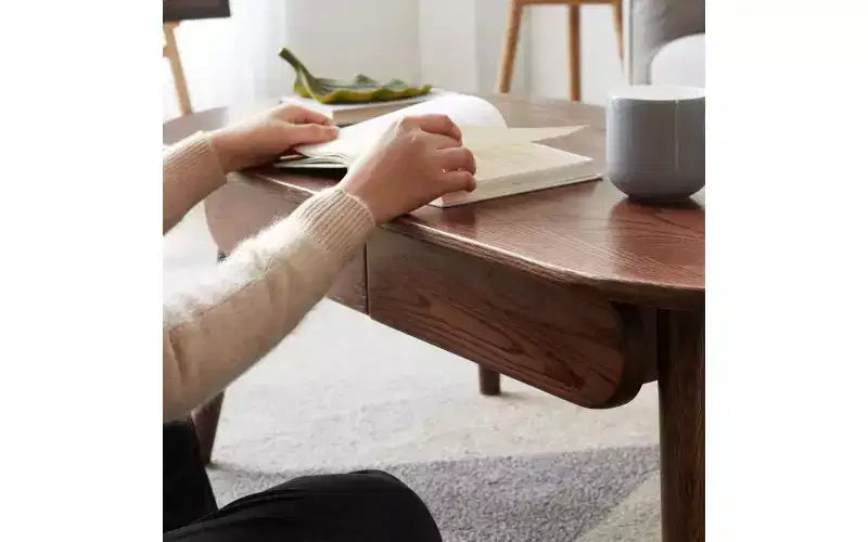 Table basse ovale en bois de chêne massif de 47 po de largeur avec deux tiroirs