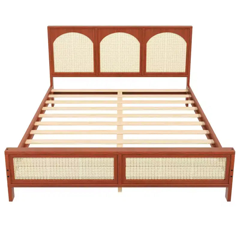 Lit plateforme en bois avec tête et pied de lit en rotin