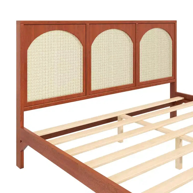 Lit plateforme en bois avec tête et pied de lit en rotin