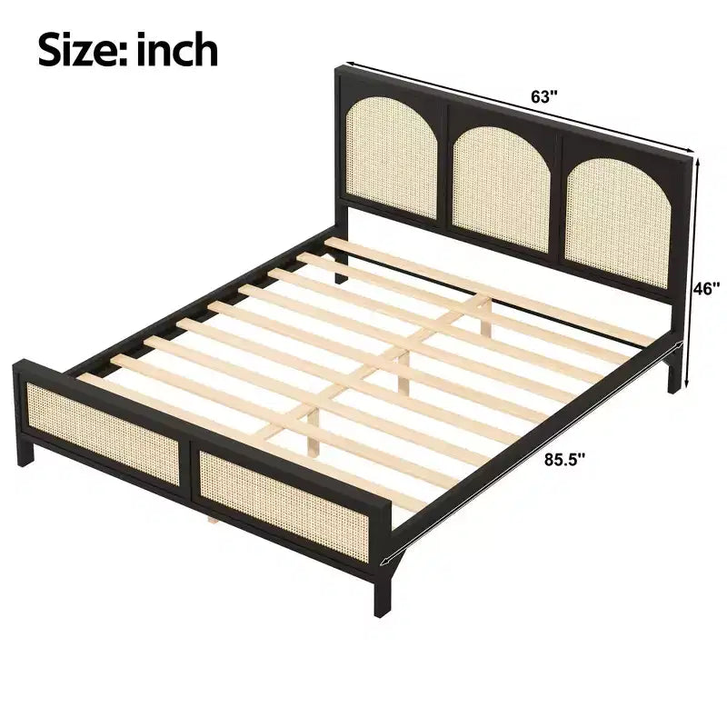 Lit plateforme en bois avec tête et pied de lit en rotin
