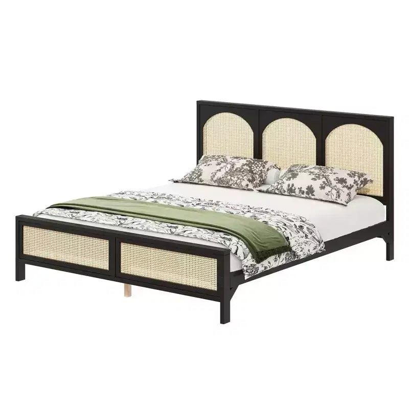 Lit plateforme en bois avec tête et pied de lit en rotin