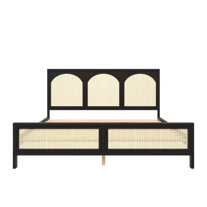 Lit plateforme en bois avec tête et pied de lit en rotin