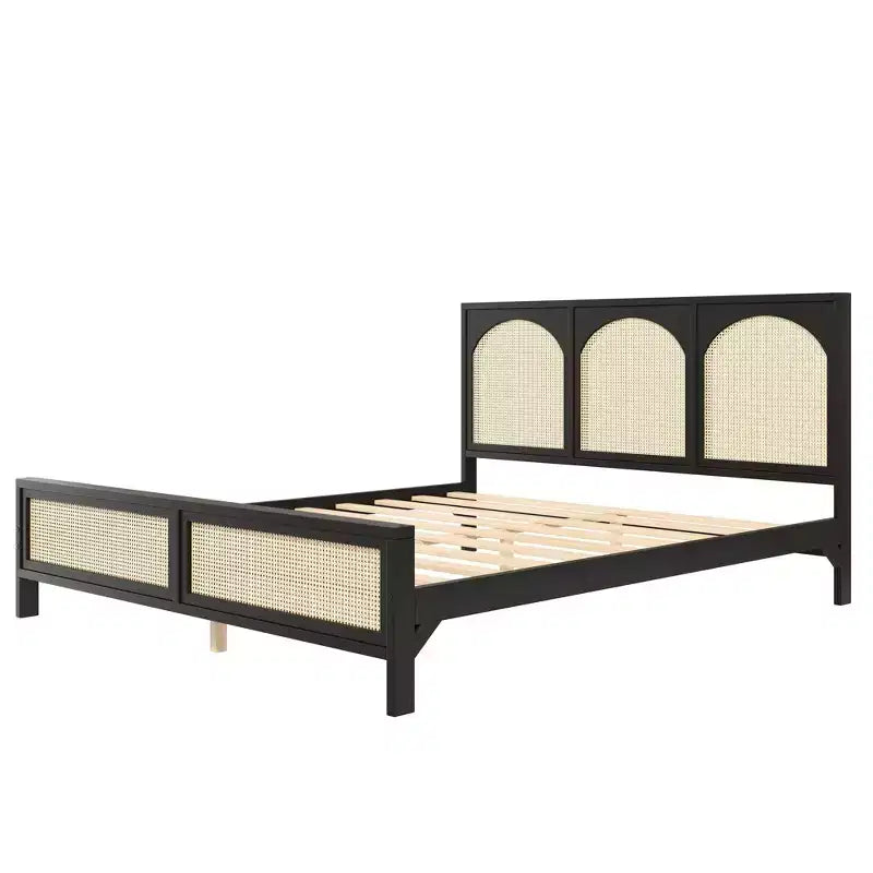 Lit plateforme en bois avec tête et pied de lit en rotin
