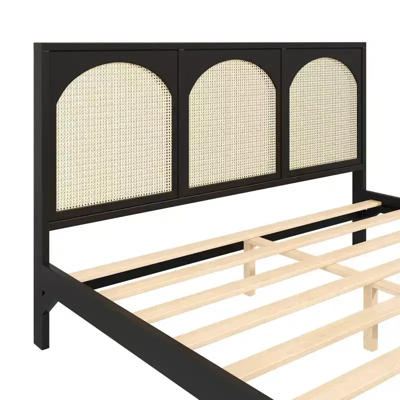 Lit plateforme en bois avec tête et pied de lit en rotin