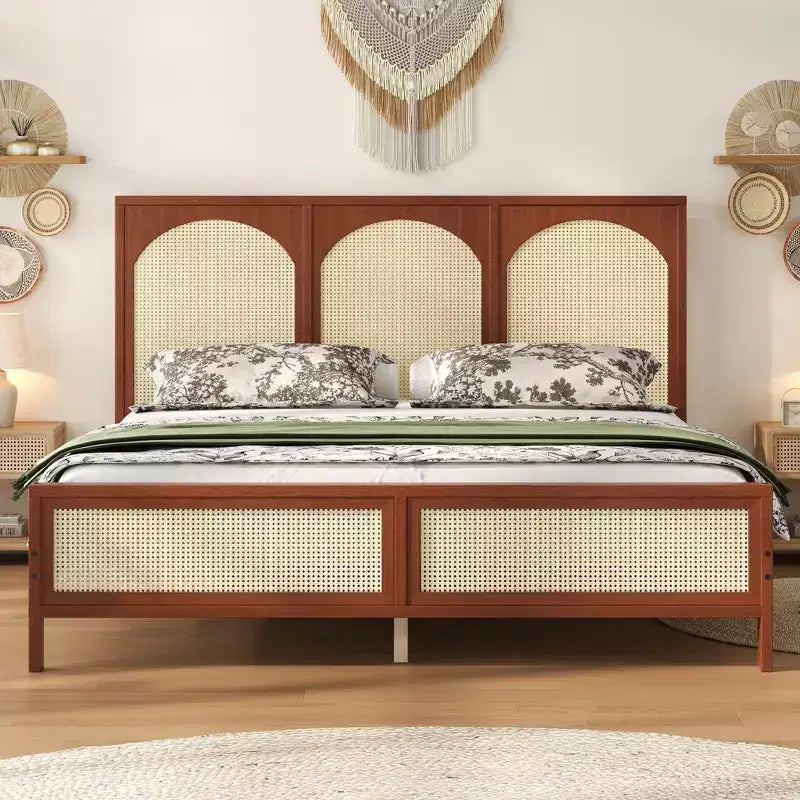 Lit plateforme en bois avec tête et pied de lit en rotin