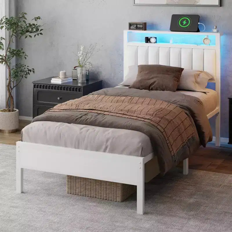 Cadre de lit double moderne blanc avec station de recharge, lumières LED et tête de lit de rangement